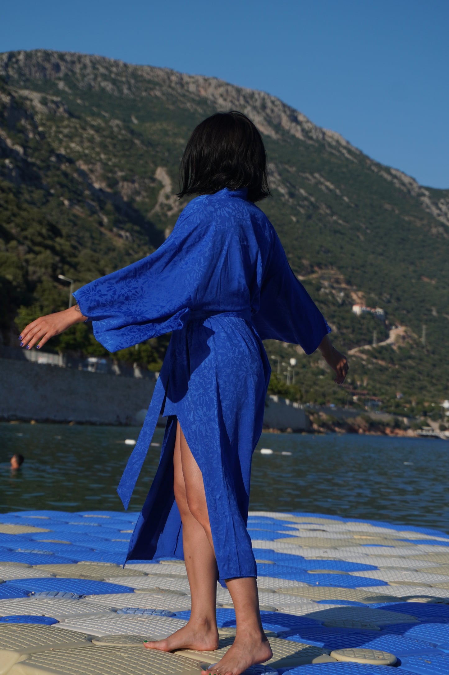 Electric Blue Pamuk Saten Uzun Kimono: Göz Alıcı Saks Mavisi, Şaka Değil