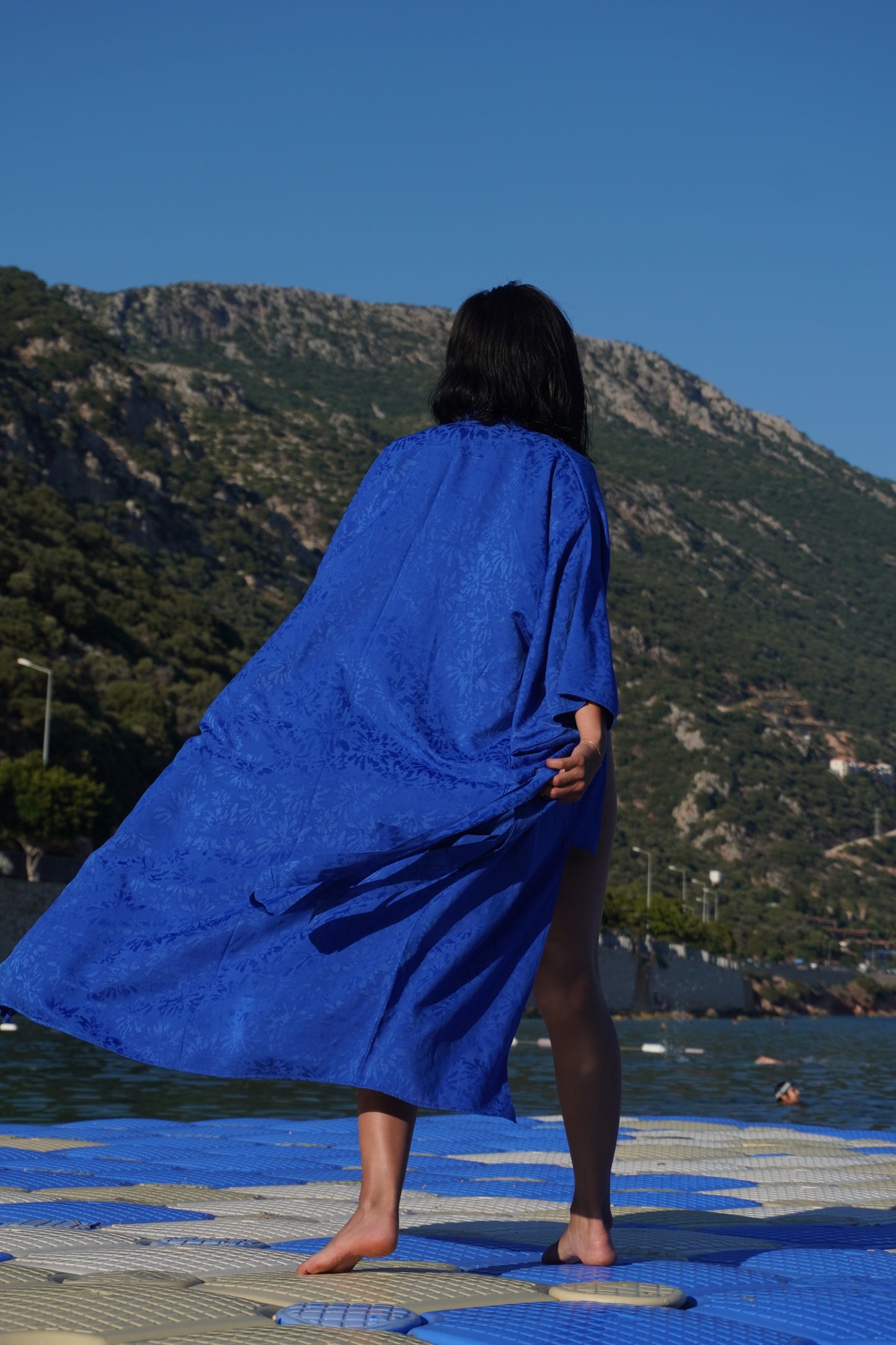 Electric Blue Pamuk Saten Uzun Kimono: Göz Alıcı Saks Mavisi, Şaka Değil