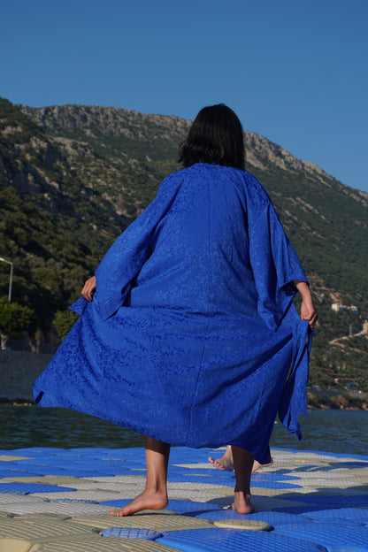 Electric Blue Pamuk Saten Uzun Kimono: Göz Alıcı Saks Mavisi, Şaka Değil