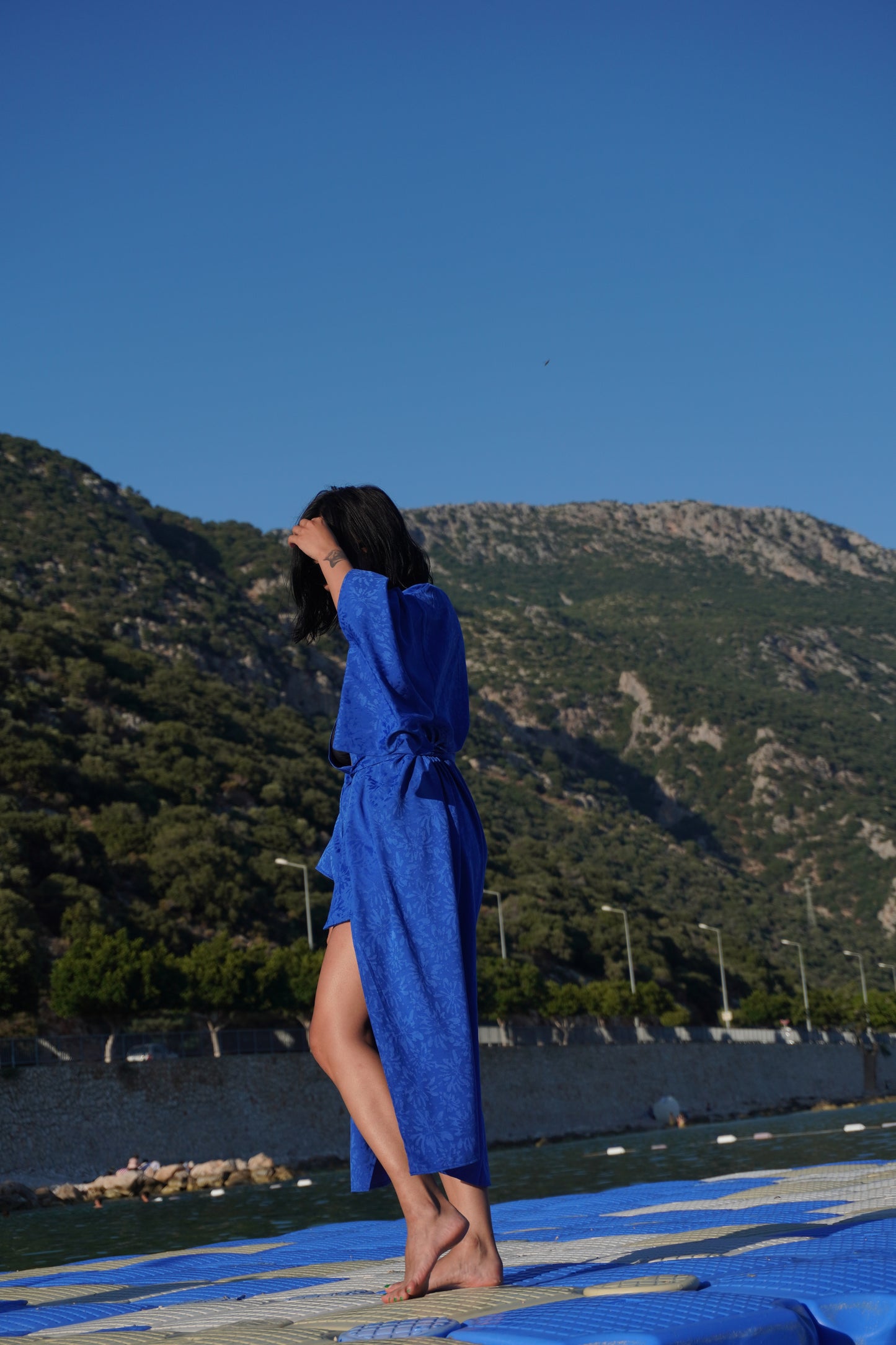 Electric Blue Pamuk Saten Uzun Kimono: Göz Alıcı Saks Mavisi, Şaka Değil