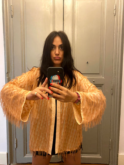 Püsküllü Parti – Şeftali Renkli Tüylü Kimono
